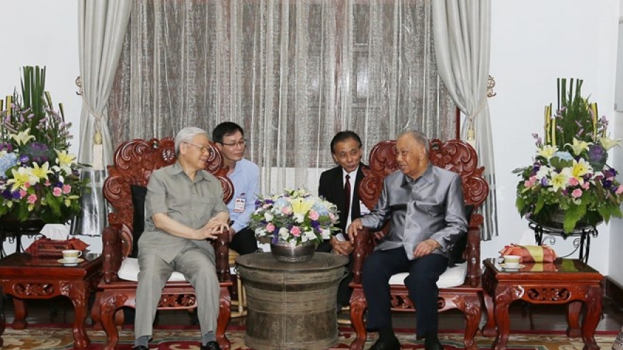 Party leader Nguyen Phu Trong visits Lao former Party chief