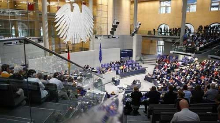 Germany backs Greek bailout as Tsipras mulls early polls