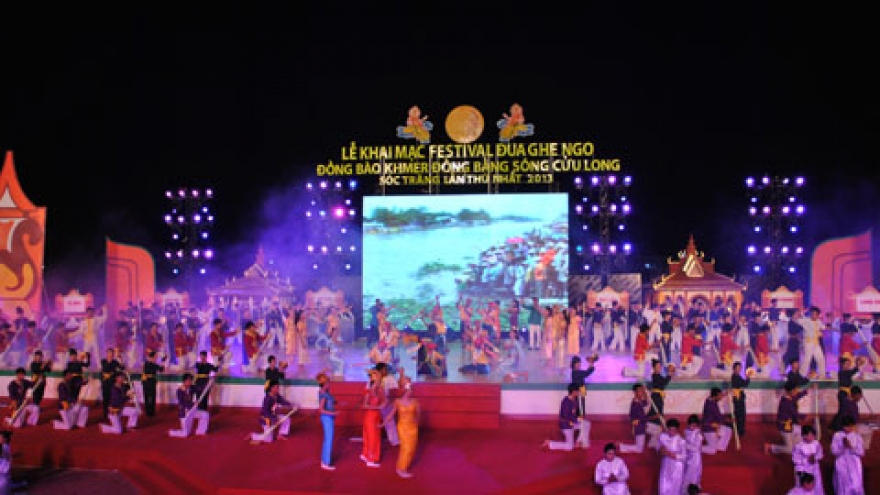 First Khmer boat racing festival begins