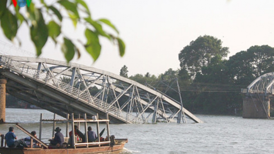 
        Towboat owner in Ghenh bridge collapse case arrested
                              