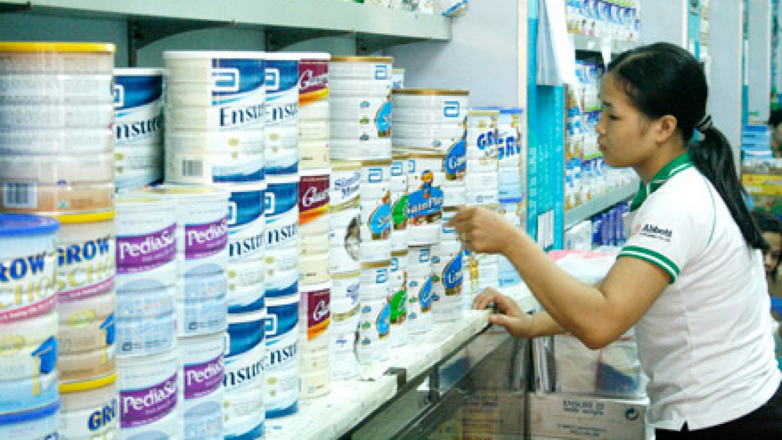 Milk prices at supermarkets decline
