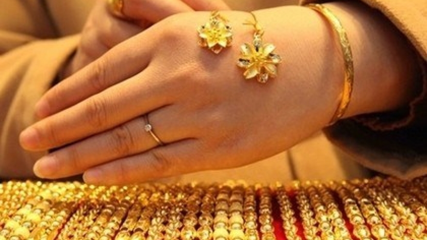 Gold prices rise on global trend