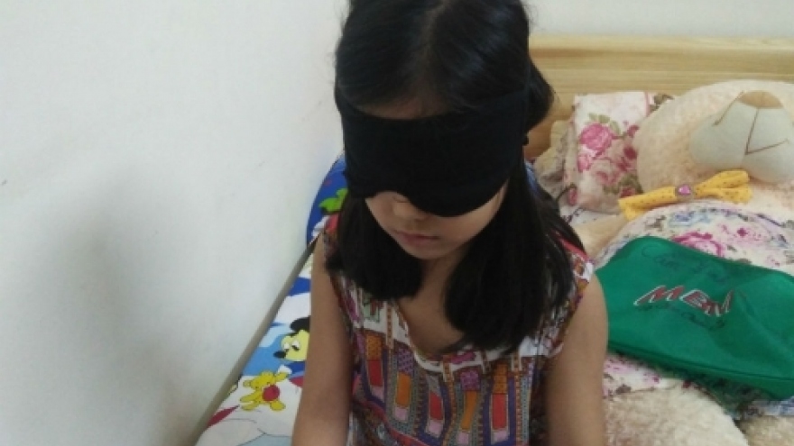 Vietnam girl, blindfolded, can read and distinguish colors