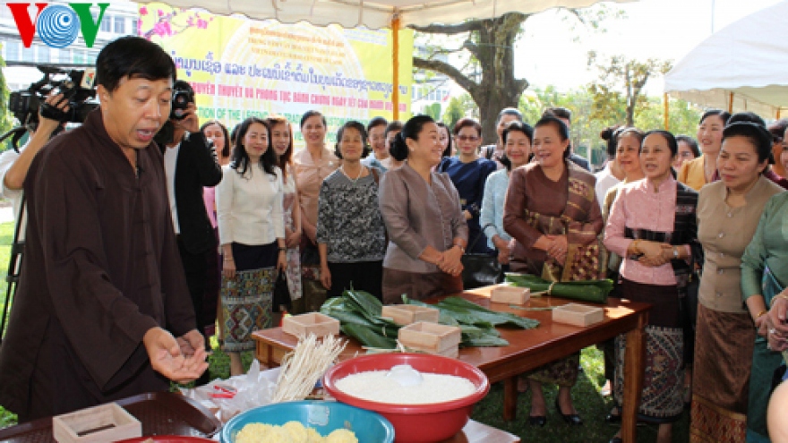 Ambassadors’ wives learn to wrap Chung cake