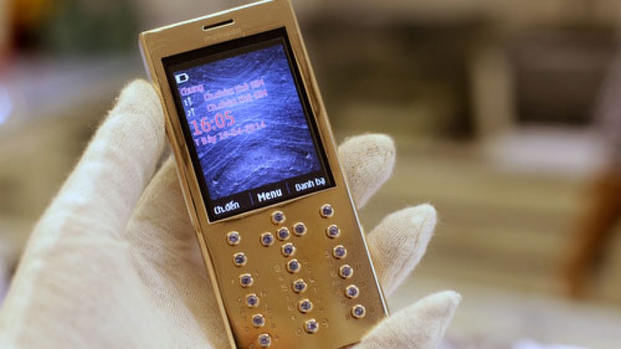 Gold plated phone cover costs VND200 mil