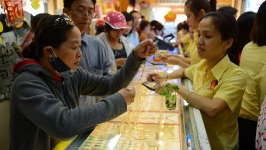Gold no longer glitters in Vietnam as prices fall below global rates