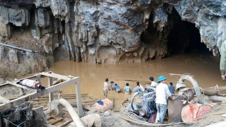 Last victim found in illegal gold mine accident in Hoa Binh