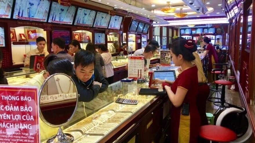 Local gold prices keep up with global rise
