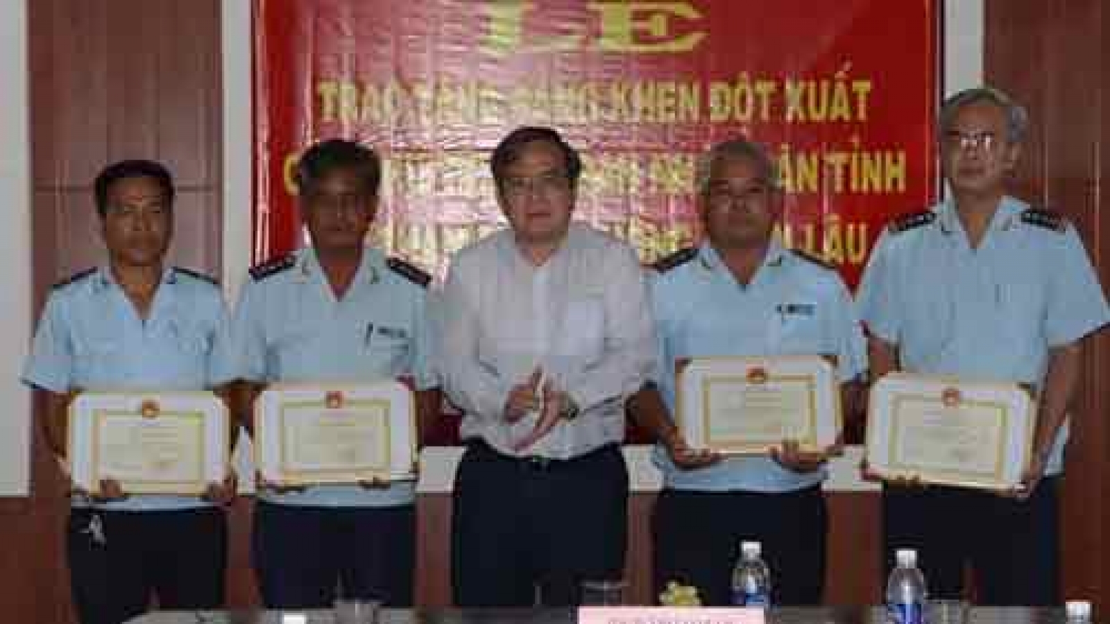 Goods smuggling discovered at Moc Bai border gate