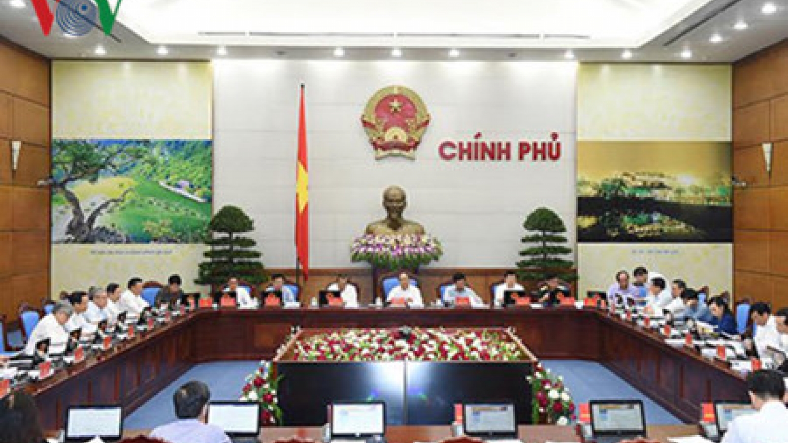Cabinet members gather for regular meeting
