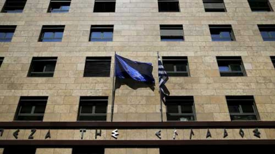 Euro pressured by Greek debt worries
