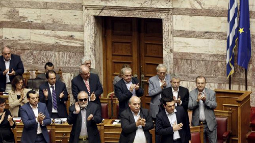 Greek parliament gives green light to Tspiras' bailout referendum