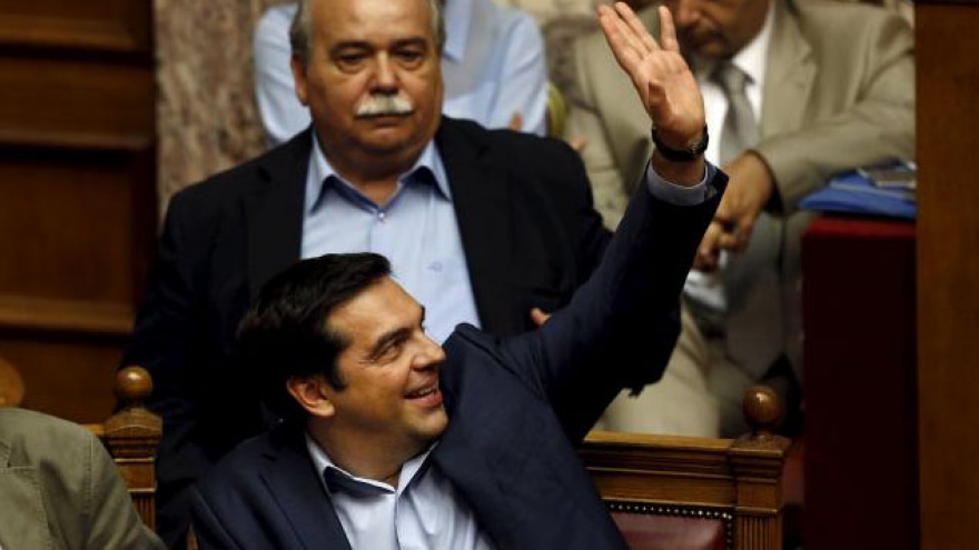 Poll lead for Greece's Syriza narrows as Tsipras presses for new mandate