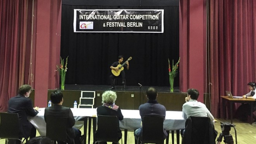Vietnamese guitarist wins prize at Berlin competition