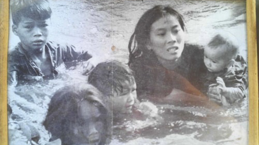 Pulitzer-winning photographer captures heart-wrenching moments of Vietnam War