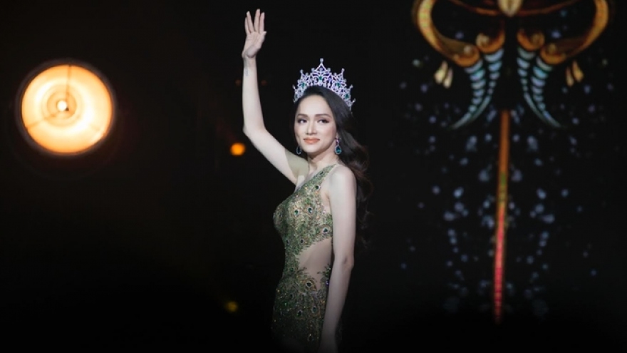 Huong Giang appears fashionable in Thailand transgender pageant