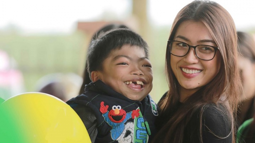 
        Miss Universe Vietnam finalists present Xmas gifts to disabled children
                          
                      
