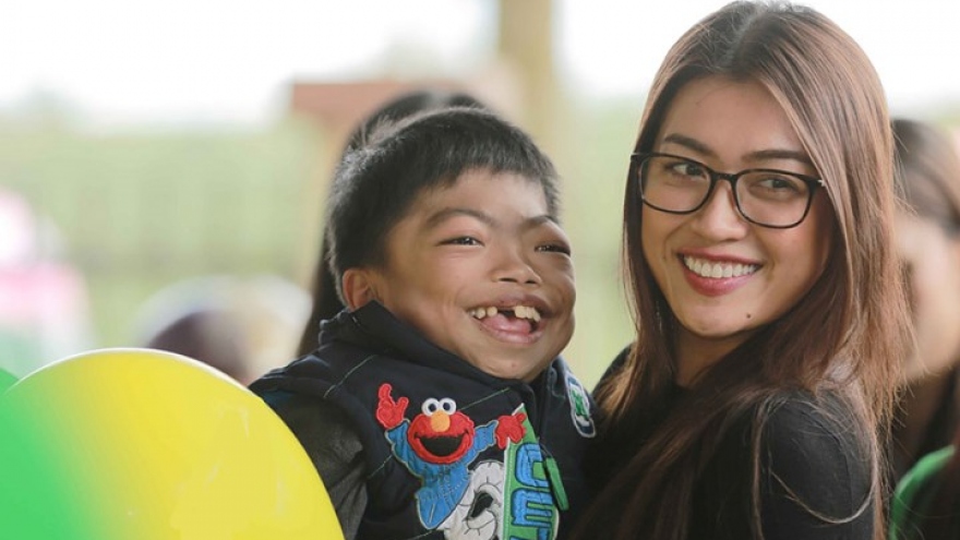 Miss Universe Vietnam finalists present Xmas gifts to disabled children