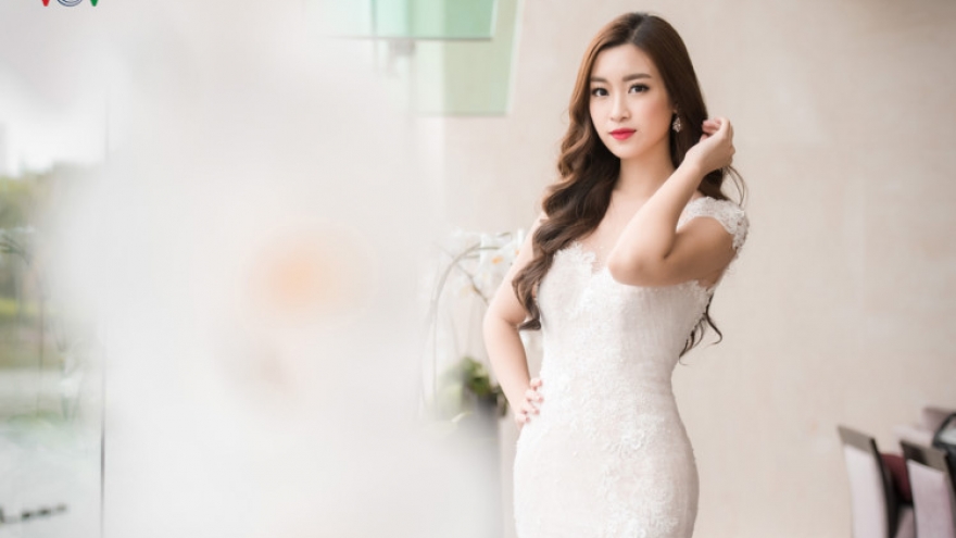 Former Miss Vietnam sparkles at bridal exhibition