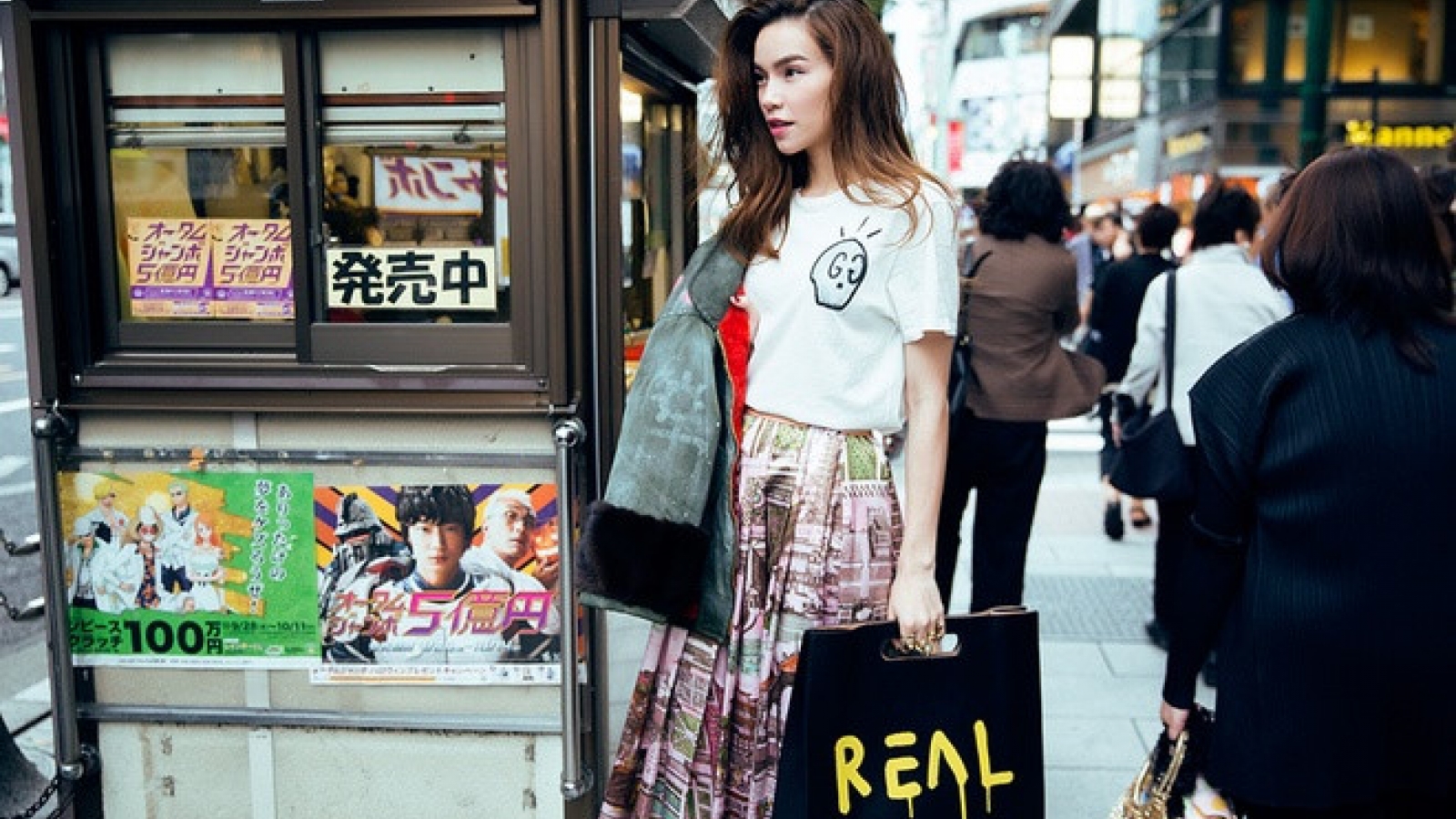 Pop singer Ngoc Ha stylish in Tokyo streets