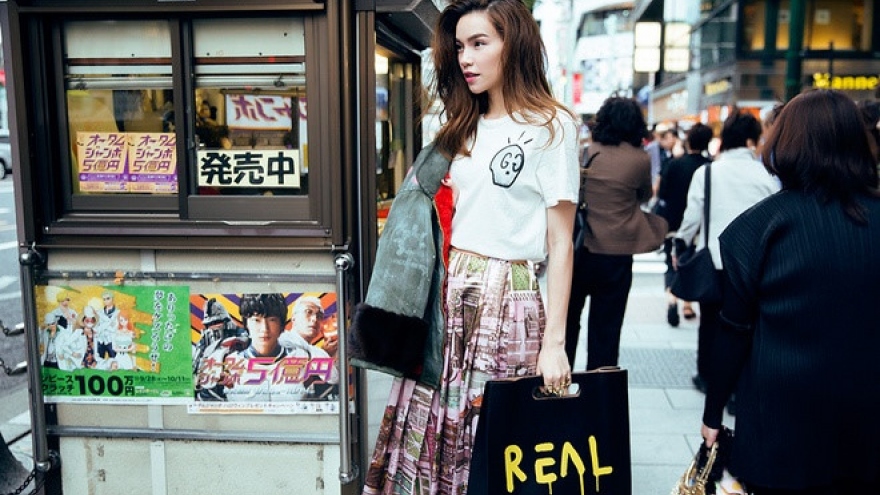 Pop singer Ngoc Ha stylish in Tokyo streets