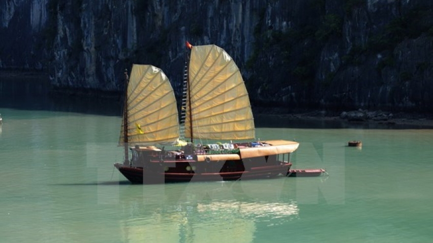 Quang Ninh to end overnight docking in Ha Long Bay