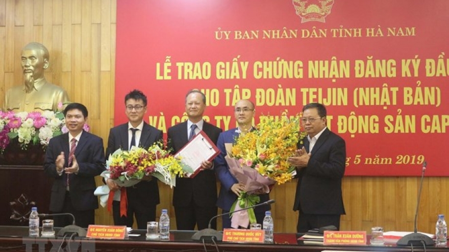 Ha Nam grants investment certificates to two large projects