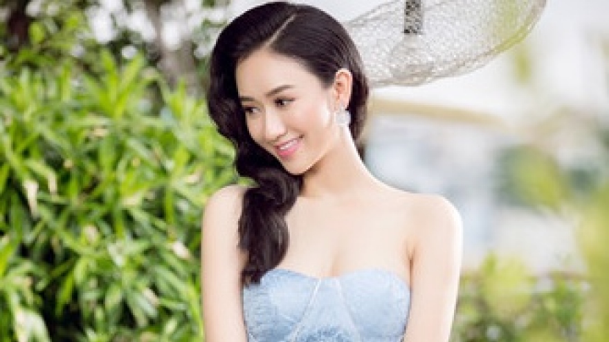 Ha Thu shows braless chest in designs by Do Long
