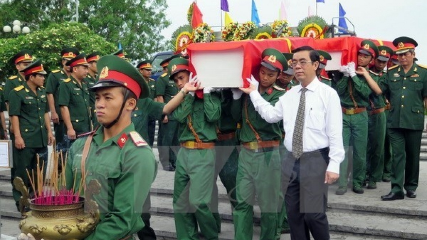
        Ha Tinh reburies Vietnamese martyrs repatriated from Laos
                              