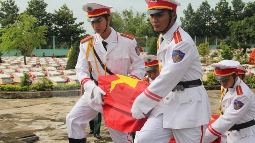 Remains of 107 martyrs repatriated from Laos reburied in Nghe An