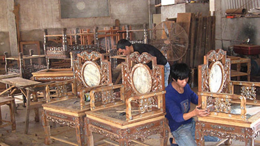 Visiting Hai Minh carpentry village