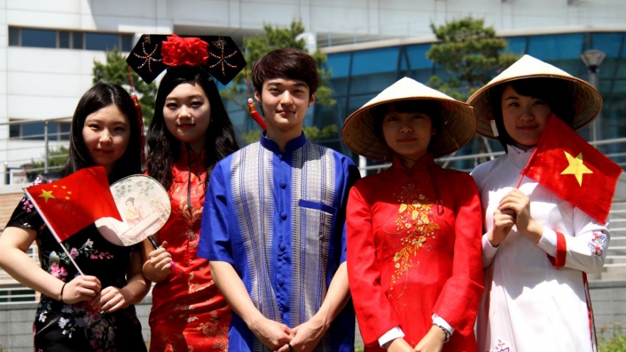 Student gala in the ROK attracts hundreds