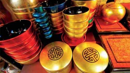Vietnamese handicraft gifts enthrall Singaporeans