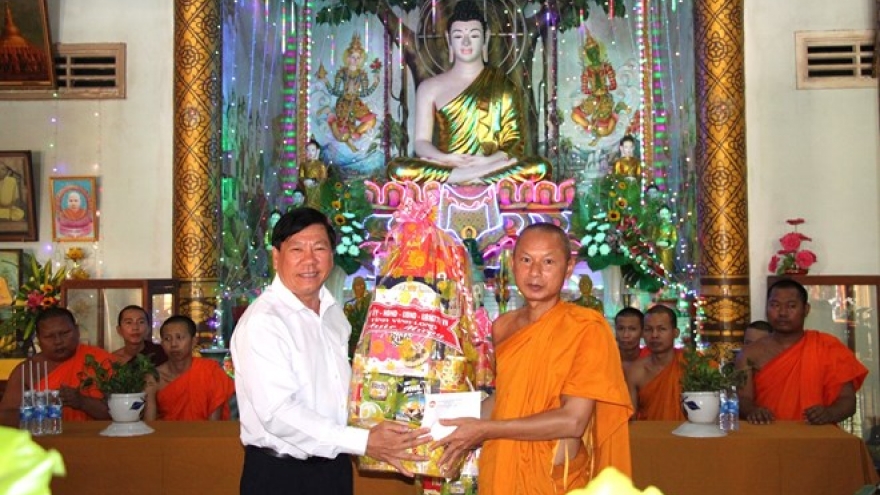 Local leaders share Khmer people’s joy in traditional festival