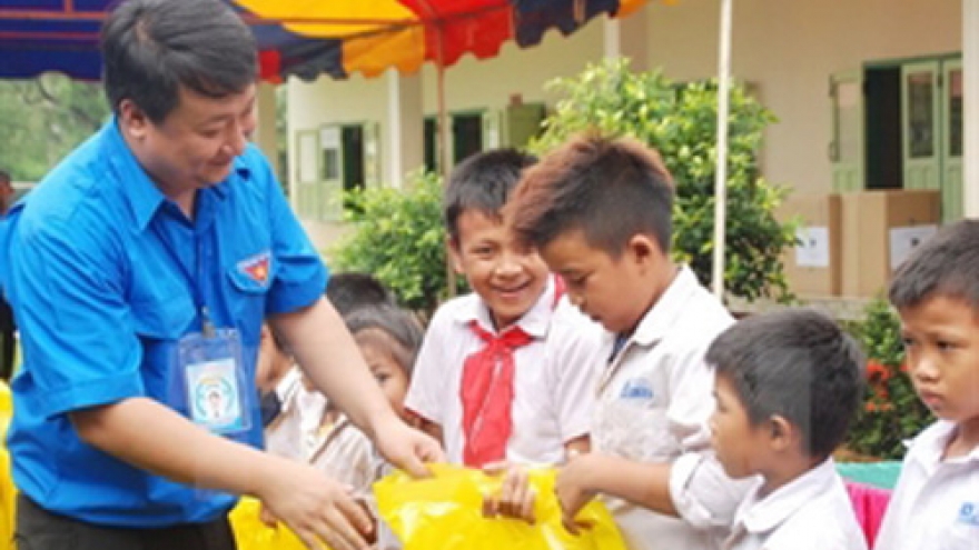 Hanoi youth volunteers work in Vientiane