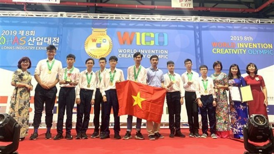 Hanoi students win gold medals at int’l invention contest