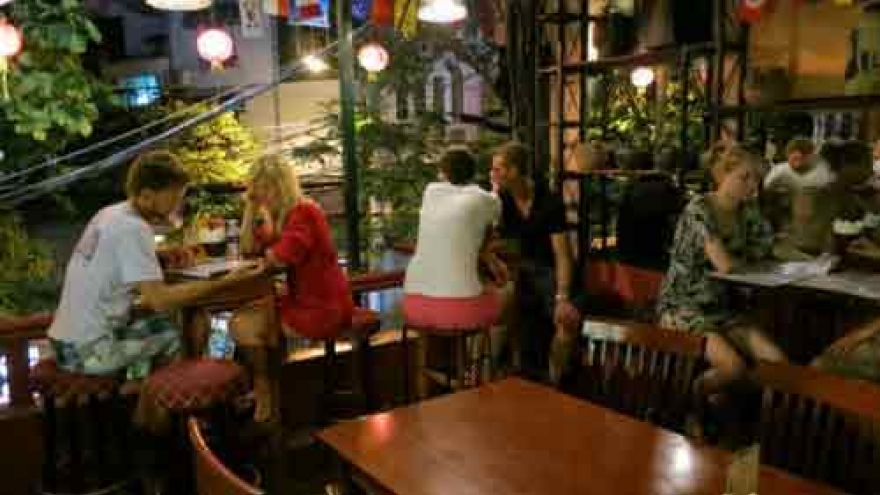Hanoi pilots longer opening hours for restaurants, bars