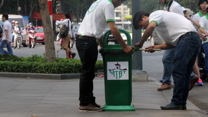 HCM City residents make streets green and clean