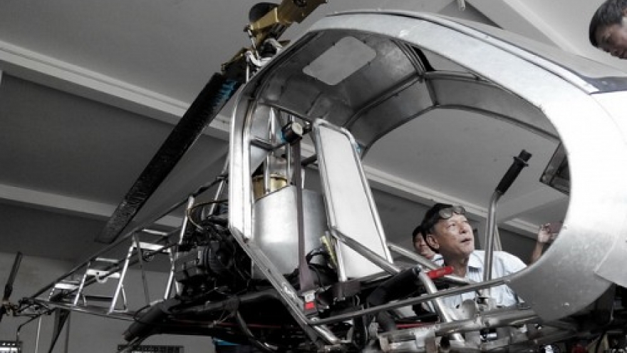 Vietnamese man builds homemade helicopter