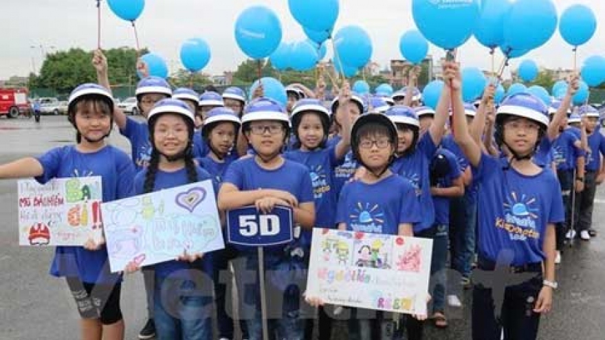 Safe helmets given to pupils in Hai Duong