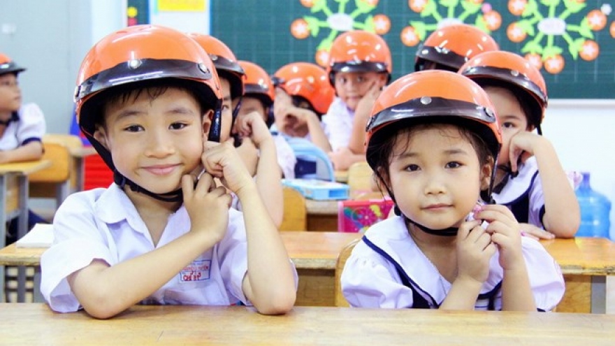 Programme encourages children in Yen Bai to wear helmets