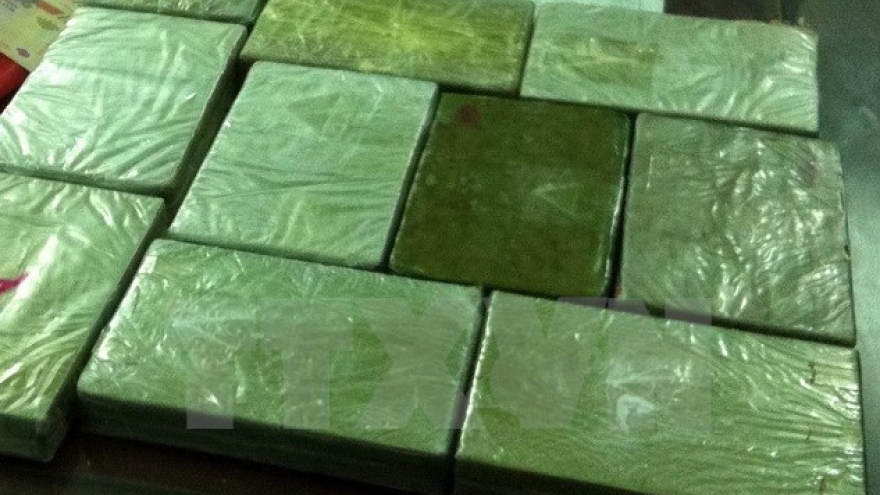 
        10 cakes of heroin snagged at Son La border crossing
                              