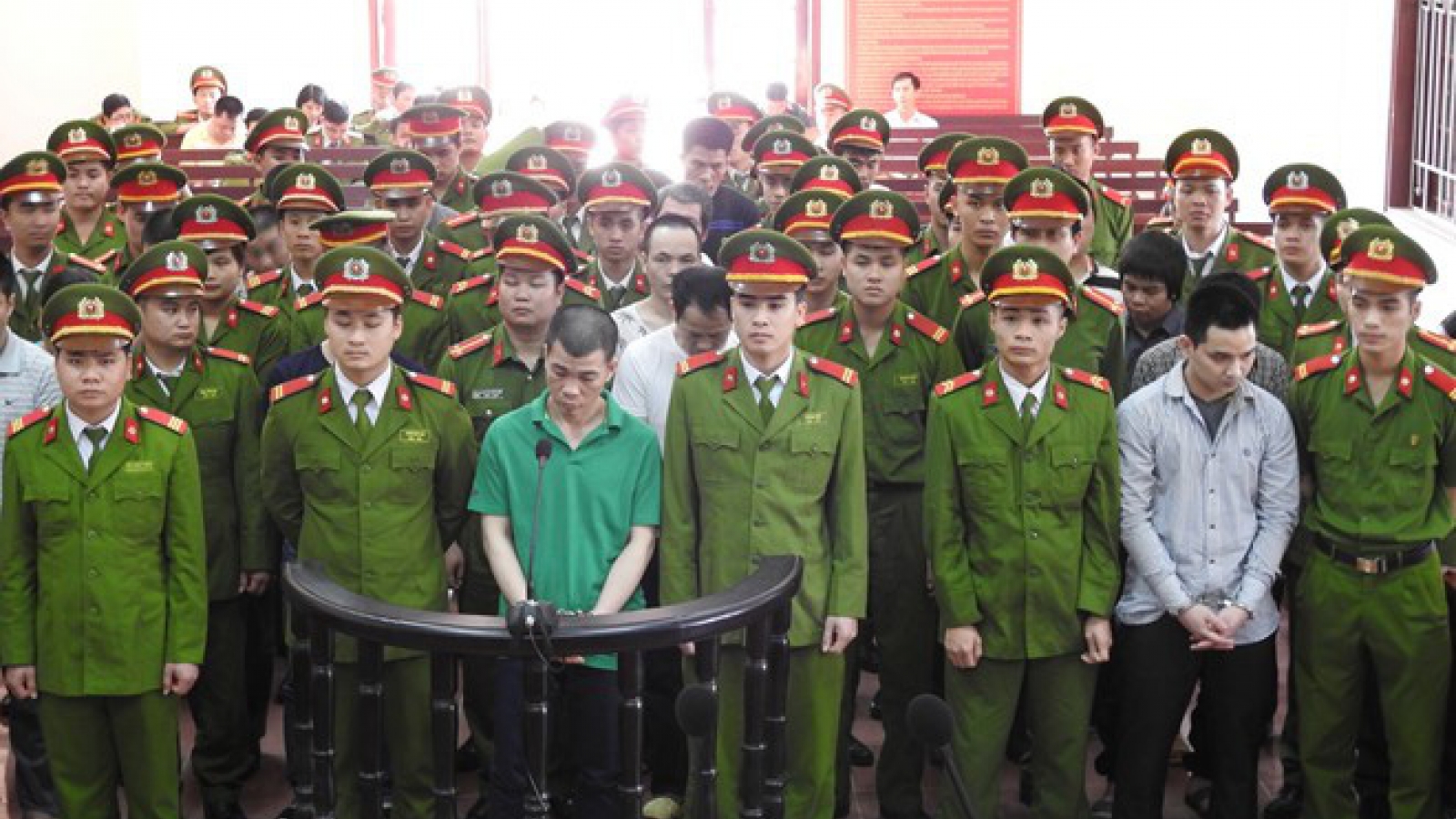 Death sentences handed down to nine heroin smugglers in Hoa Binh