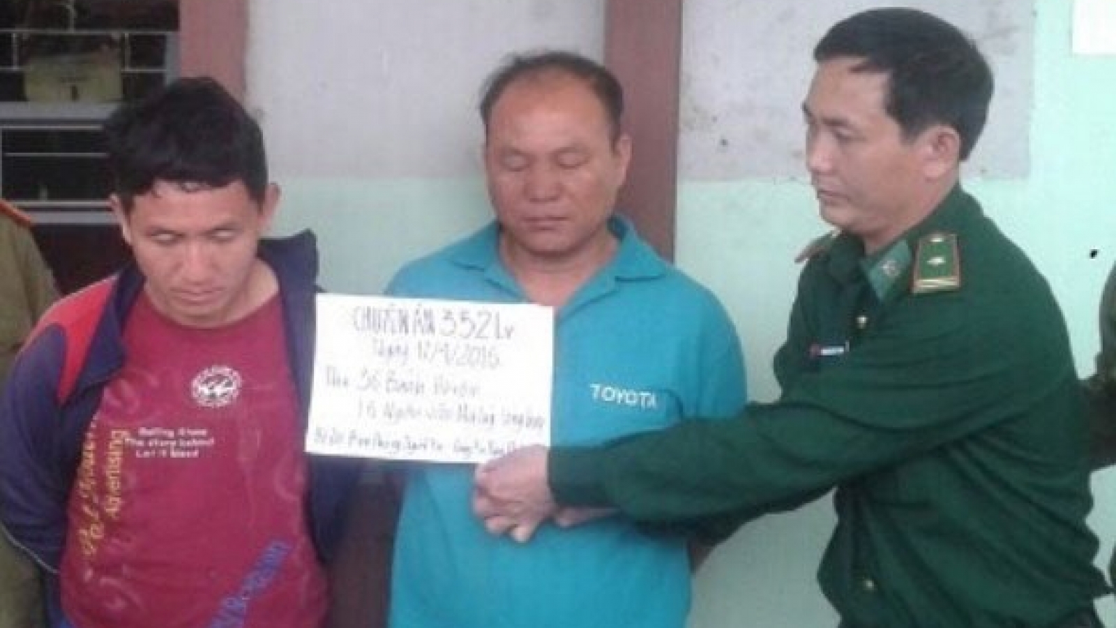 2 Laos men caught smuggling 12 kg of heroin to Vietnam