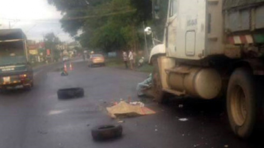 
        Motorbike driver killed in collision with tractor trailer in Dak Lak
                              