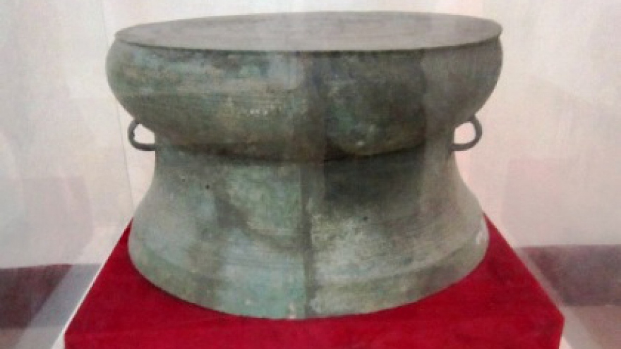 Thanh Hoa displays bronze drums
