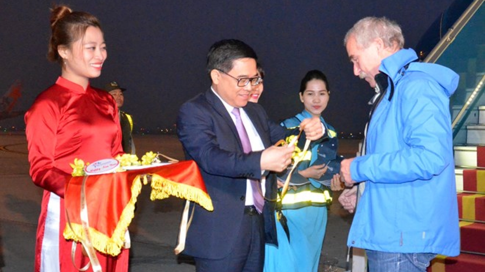 Warm welcome to first foreign visitors in 2017