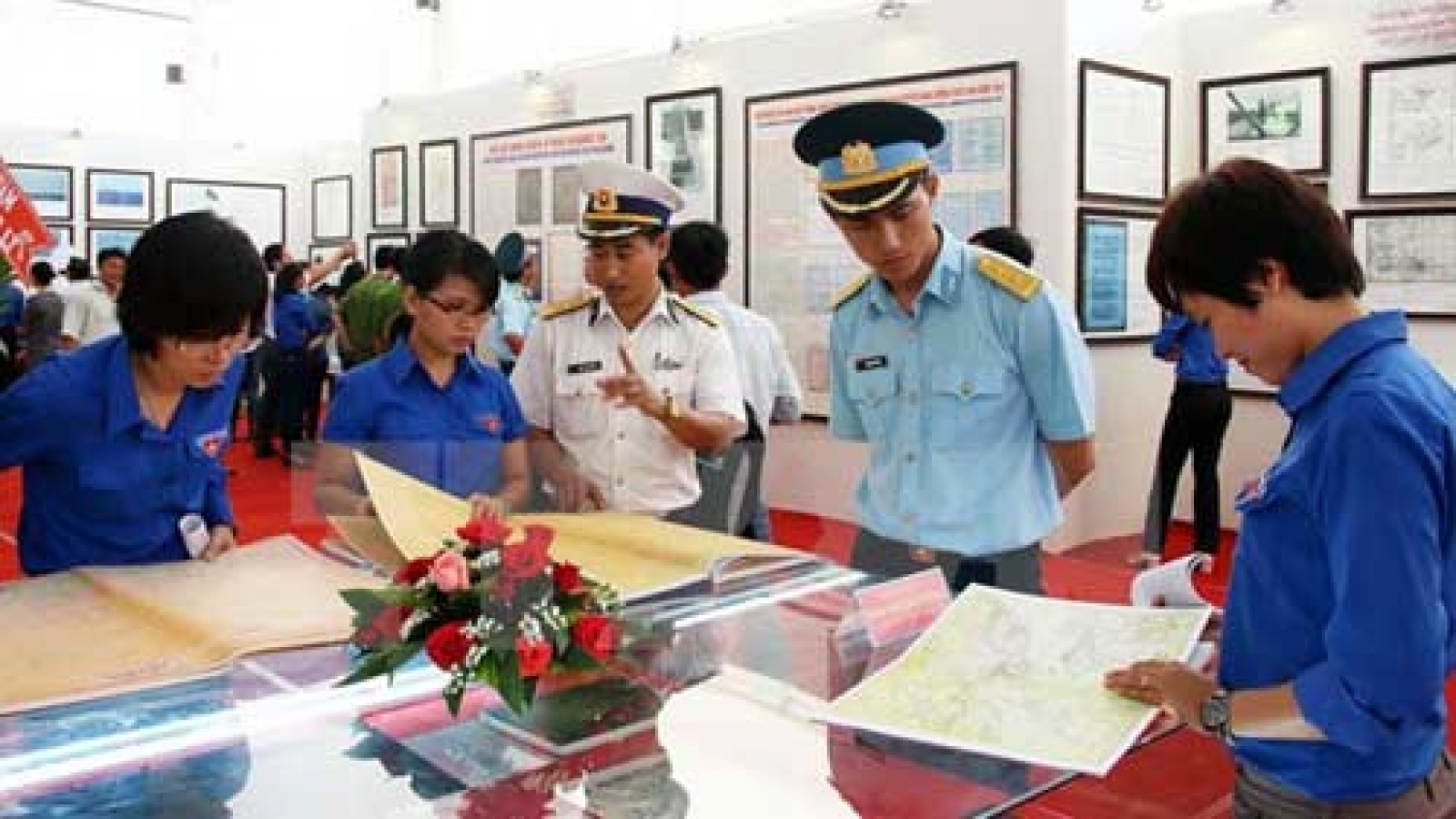 Exhibition on Hoang Sa, Truong Sa comes to border province