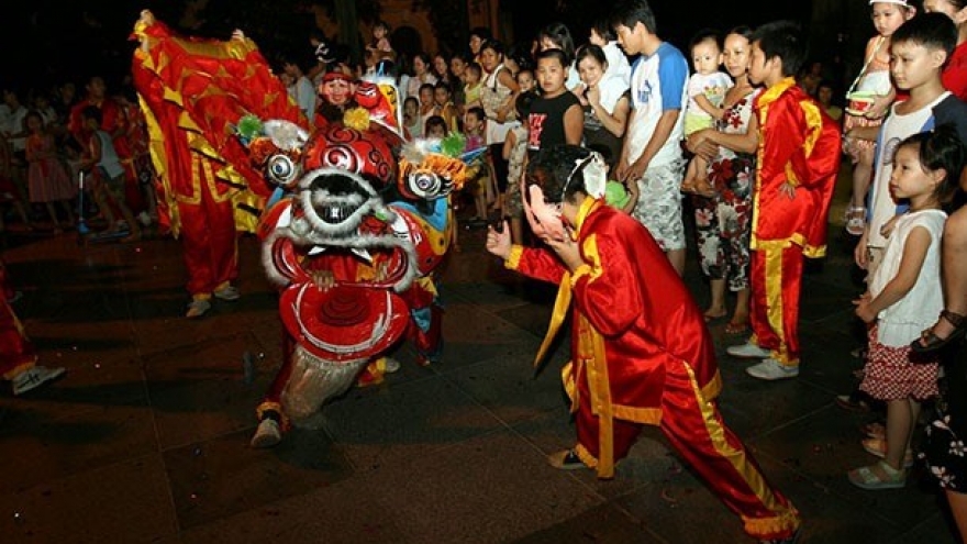 Glass paper lanterns light up full moon festival