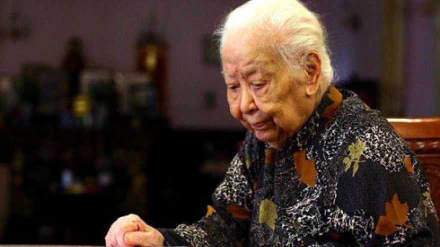 Distinguished businesswoman sets shining example of patriotism